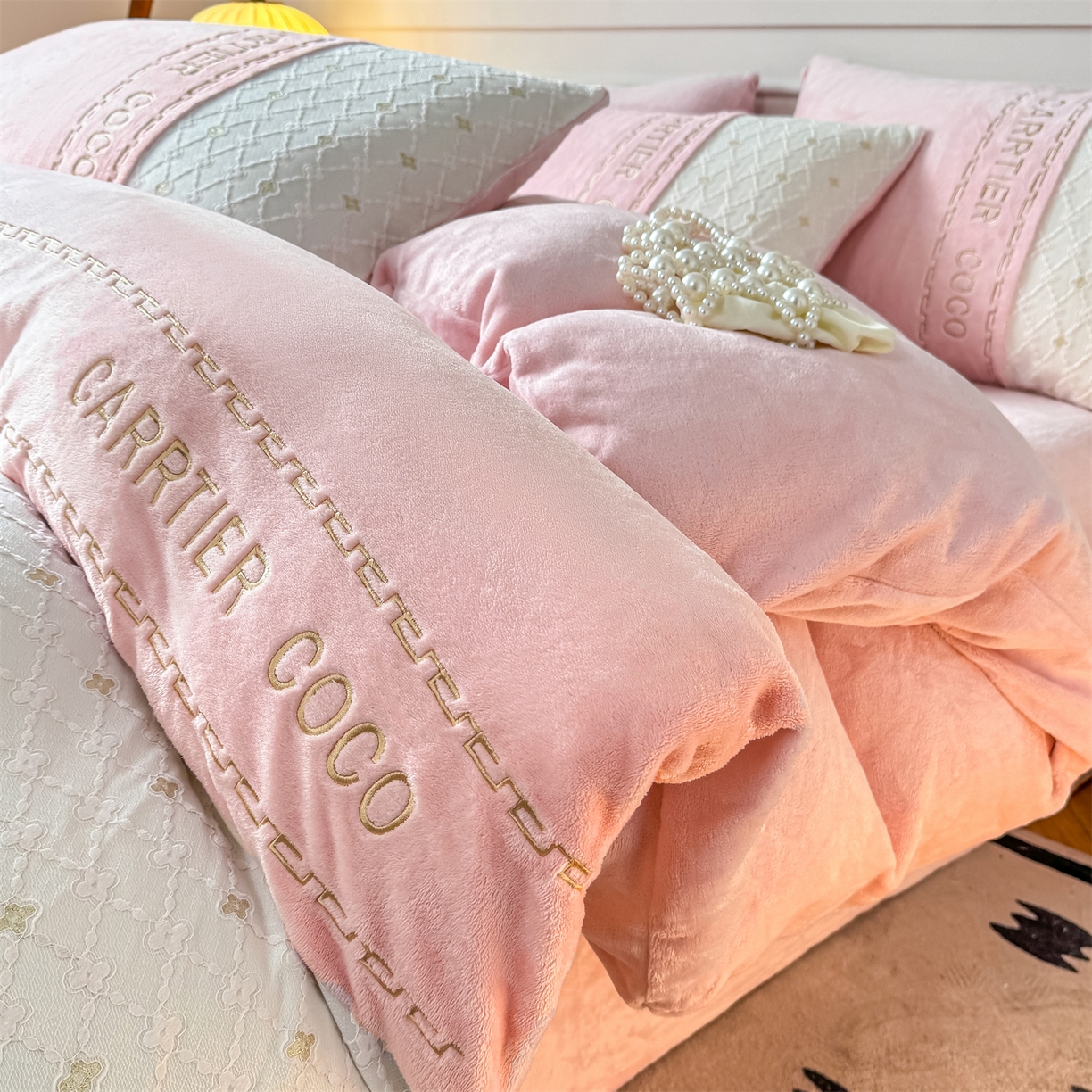 灰鲸 2025新款牛奶绒拼接刺绣雕花四件套-可可 可可-露娜粉