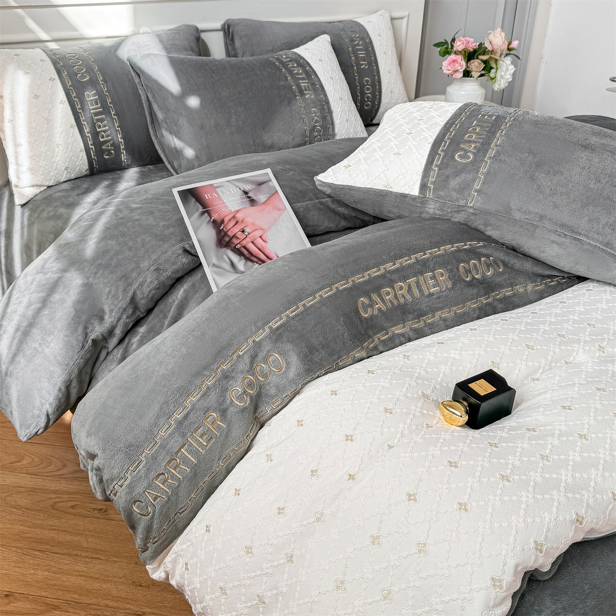 91家纺网 家纺一手货源 找家纺 灰鲸 2025新款牛奶绒拼接刺绣雕花四件套-可可 可可-绅士灰