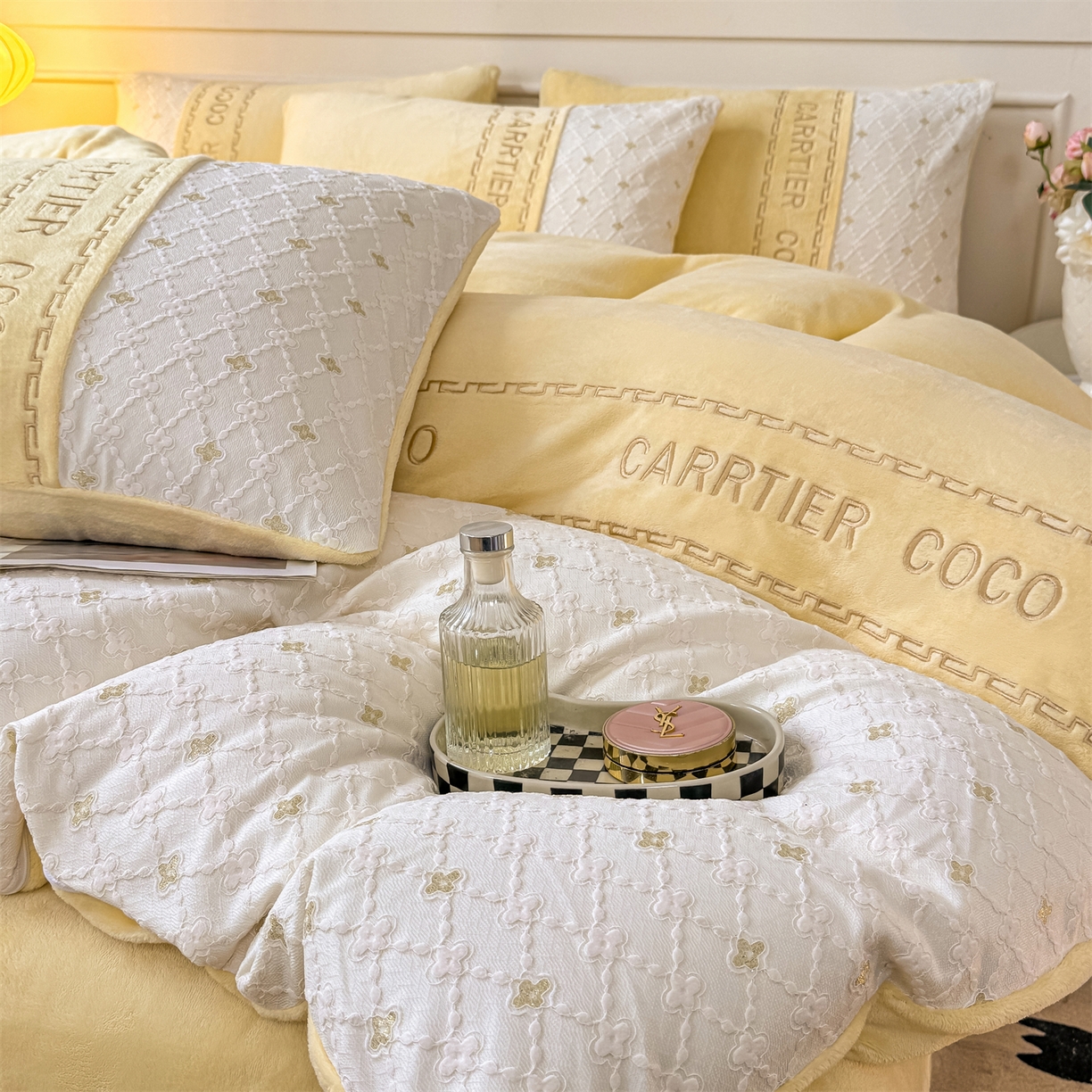 91家纺网 家纺一手货源 找家纺 灰鲸 2025新款牛奶绒拼接刺绣雕花四件套-可可 可可-奶油黄