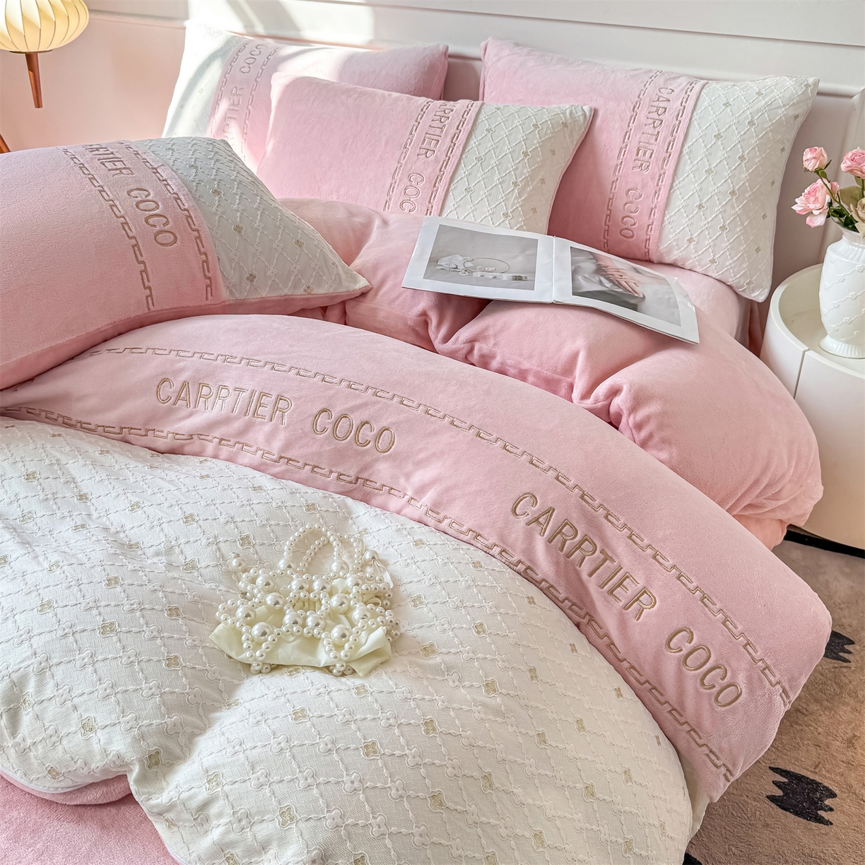 91家纺网 家纺一手货源 找家纺 灰鲸 2025新款牛奶绒拼接刺绣雕花四件套-可可 可可-露娜粉