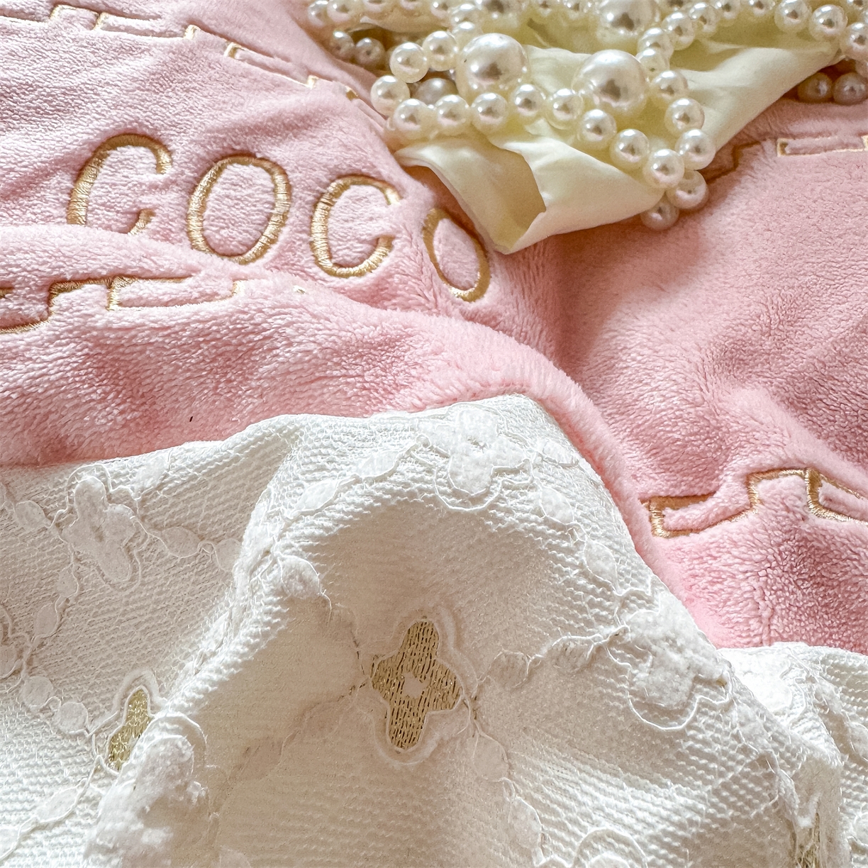 91家纺网 家纺一手货源 找家纺 灰鲸 2025新款牛奶绒拼接刺绣雕花四件套-可可 可可-露娜粉