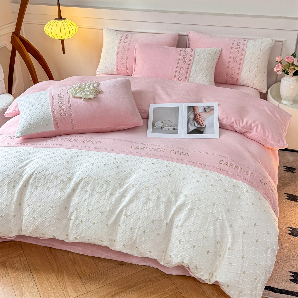 91家纺网 家纺一手货源 找家纺 灰鲸 2025新款牛奶绒拼接刺绣雕花四件套-可可 可可-露娜粉