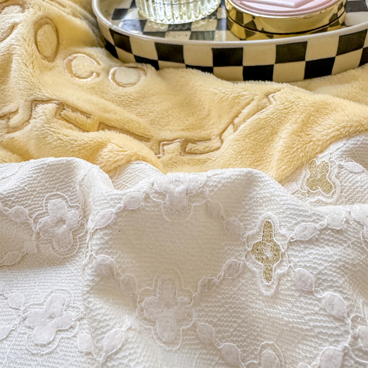 91家纺网 家纺一手货源 找家纺 灰鲸 2025新款牛奶绒拼接刺绣雕花四件套-可可 可可-奶油黄