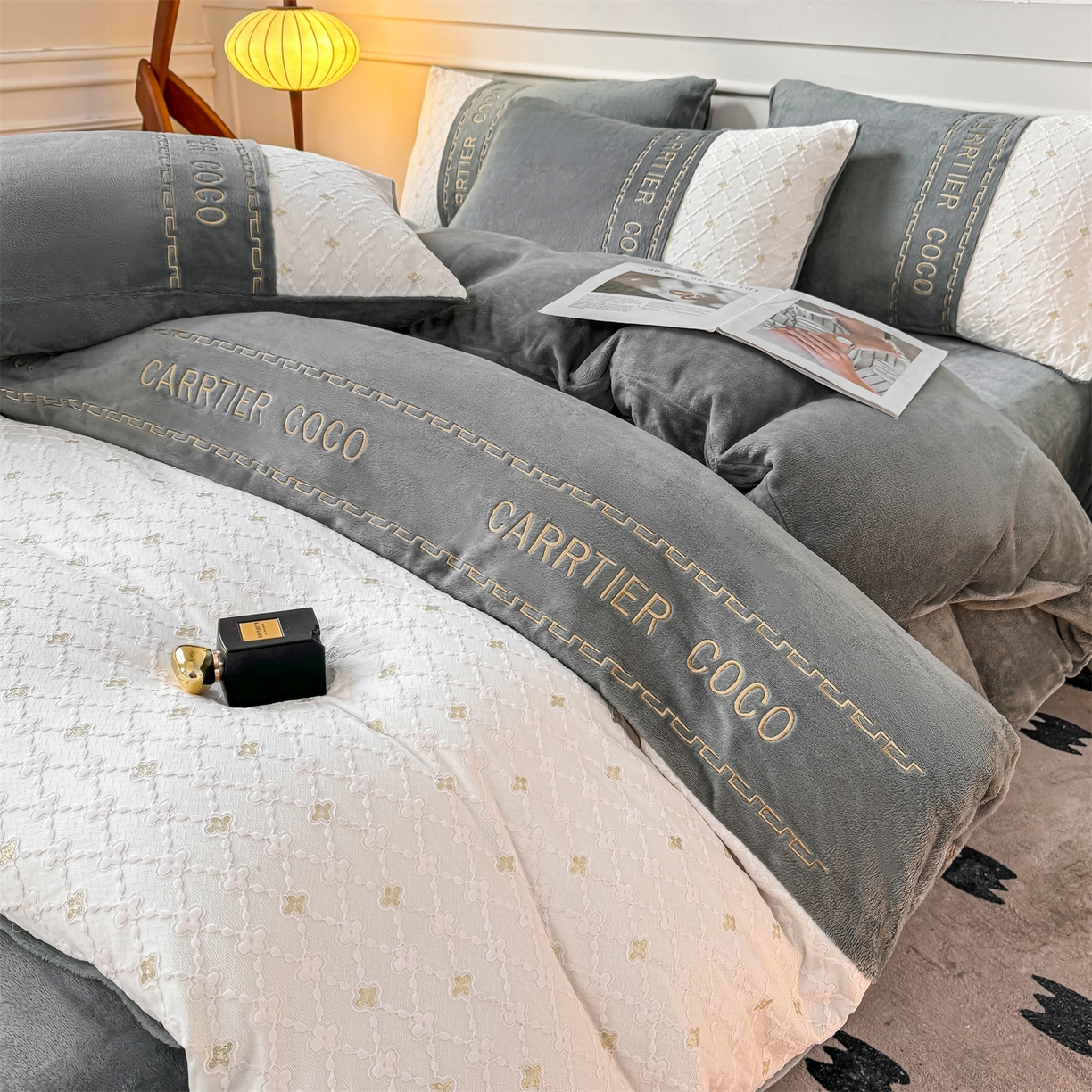 91家纺网 家纺一手货源 找家纺 灰鲸 2025新款牛奶绒拼接刺绣雕花四件套-可可 可可-绅士灰