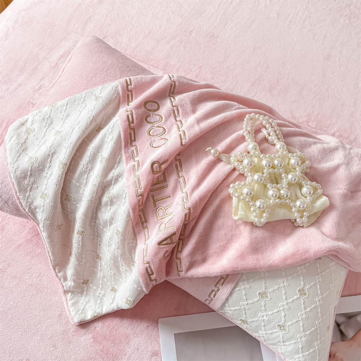 91家纺网 家纺一手货源 找家纺 灰鲸 2025新款牛奶绒拼接刺绣雕花四件套-可可 可可-露娜粉