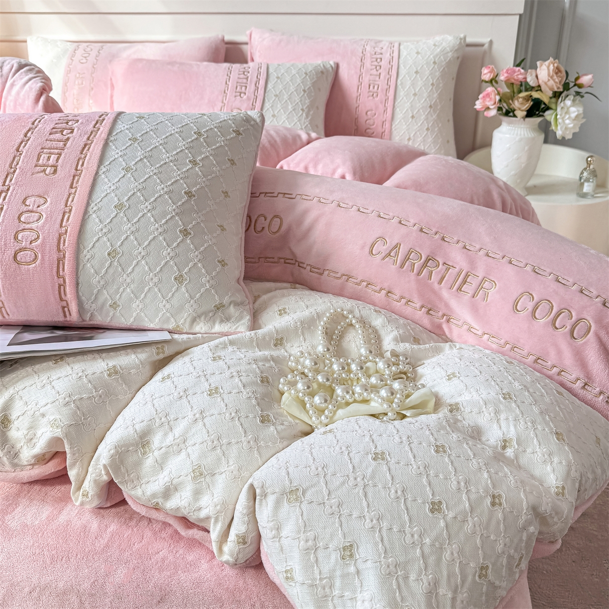 91家纺网 家纺一手货源 找家纺 灰鲸 2025新款牛奶绒拼接刺绣雕花四件套-可可 可可-露娜粉