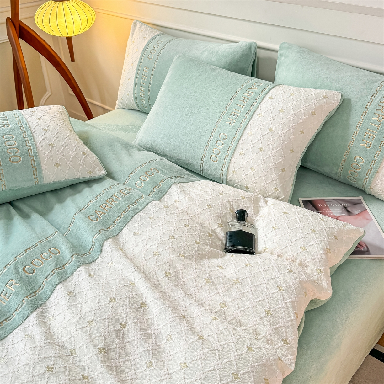 91家纺网 家纺一手货源 找家纺 灰鲸 2025新款牛奶绒拼接刺绣雕花四件套-可可 可可-抹茶绿