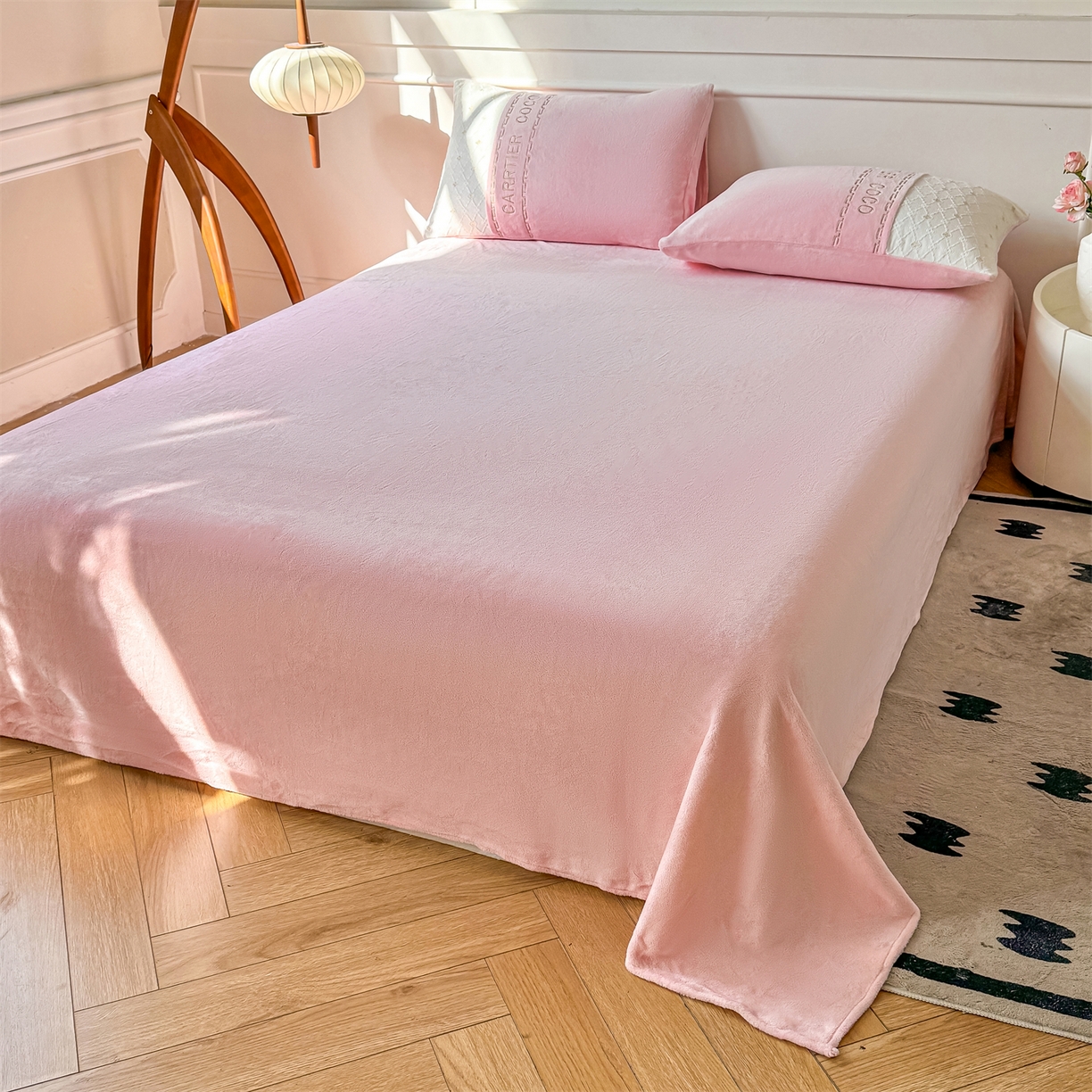 91家纺网 家纺一手货源 找家纺 灰鲸 2025新款牛奶绒拼接刺绣雕花四件套-可可 可可-露娜粉