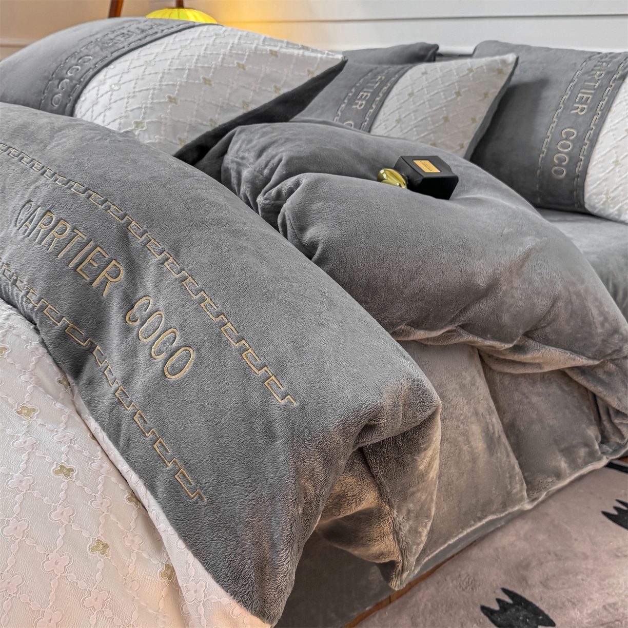 灰鲸 2025新款牛奶绒拼接刺绣雕花四件套-可可 可可-绅士灰