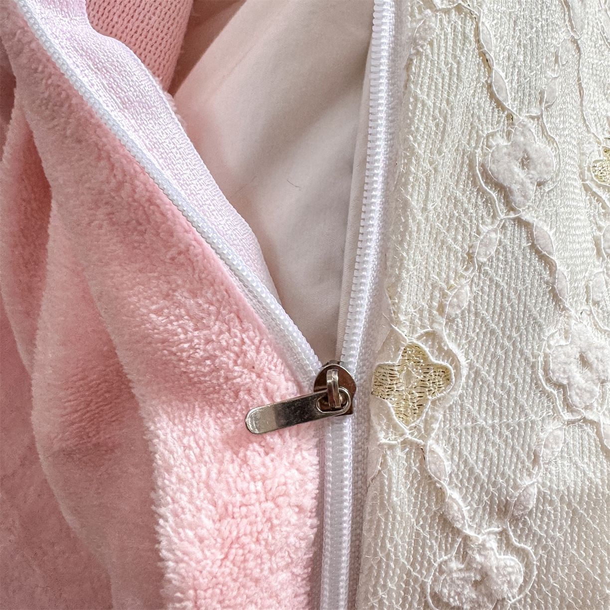 91家纺网 家纺一手货源 找家纺 灰鲸 2025新款牛奶绒拼接刺绣雕花四件套-可可 可可-露娜粉