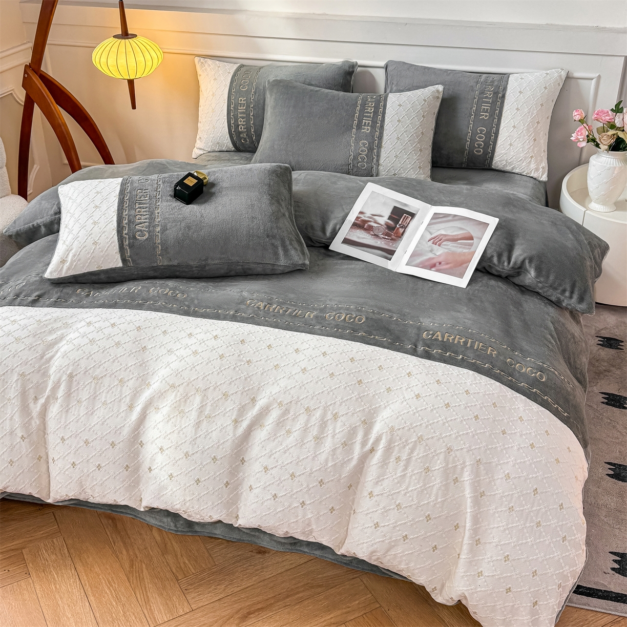 91家纺网 家纺一手货源 找家纺 灰鲸 2025新款牛奶绒拼接刺绣雕花四件套-可可 可可-绅士灰