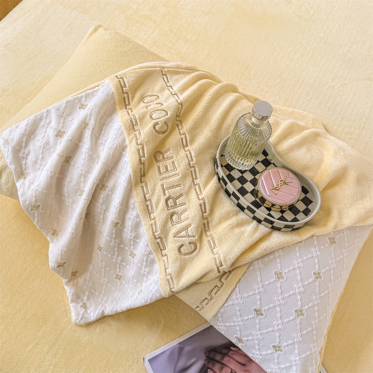 91家纺网 家纺一手货源 找家纺 灰鲸 2025新款牛奶绒拼接刺绣雕花四件套-可可 可可-奶油黄