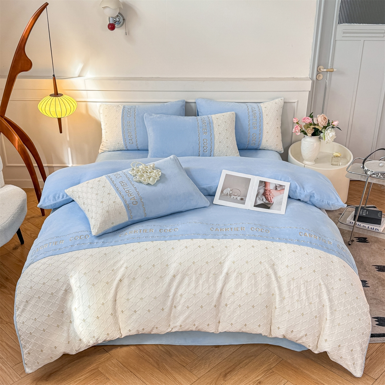 91家纺网 家纺一手货源 找家纺 灰鲸 2025新款牛奶绒拼接刺绣雕花四件套-可可 可可-繁星蓝