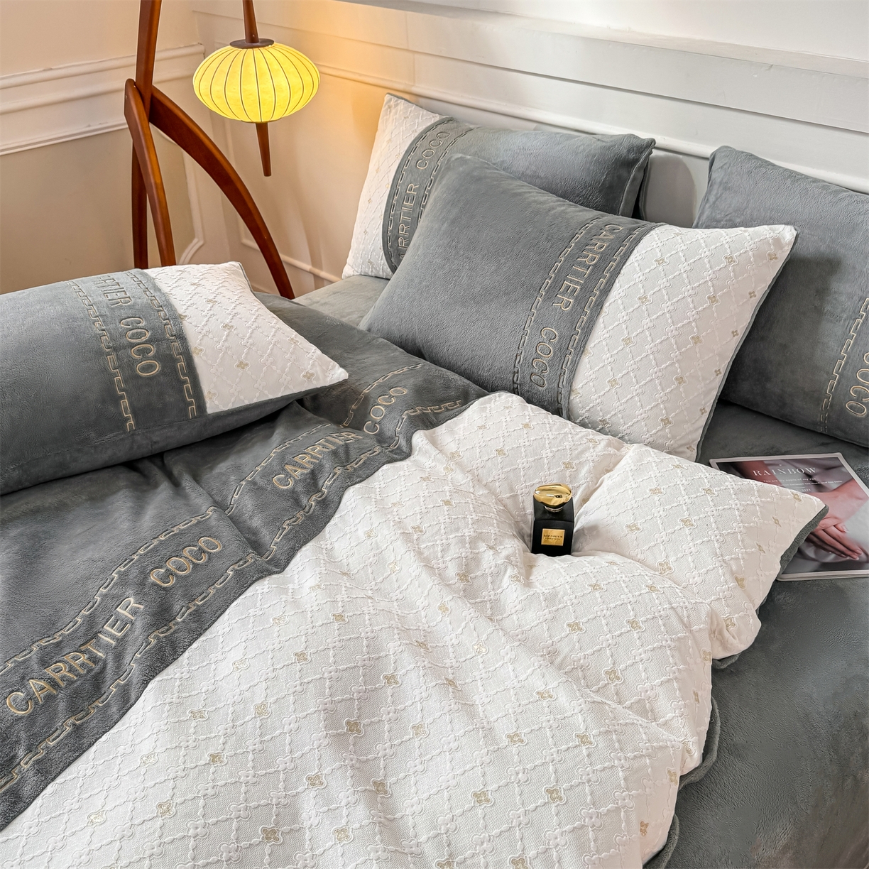 91家纺网 家纺一手货源 找家纺 灰鲸 2025新款牛奶绒拼接刺绣雕花四件套-可可 可可-绅士灰