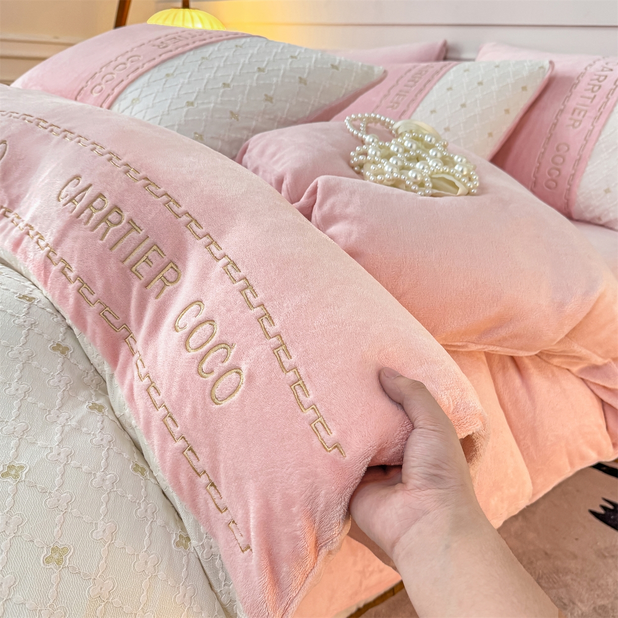 91家纺网 家纺一手货源 找家纺 灰鲸 2025新款牛奶绒拼接刺绣雕花四件套-可可 可可-露娜粉