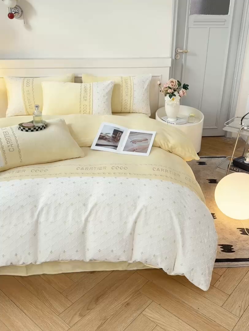91家纺网 家纺一手货源 找家纺 灰鲸 2025新款牛奶绒拼接刺绣雕花四件套-可可 可可-奶油黄