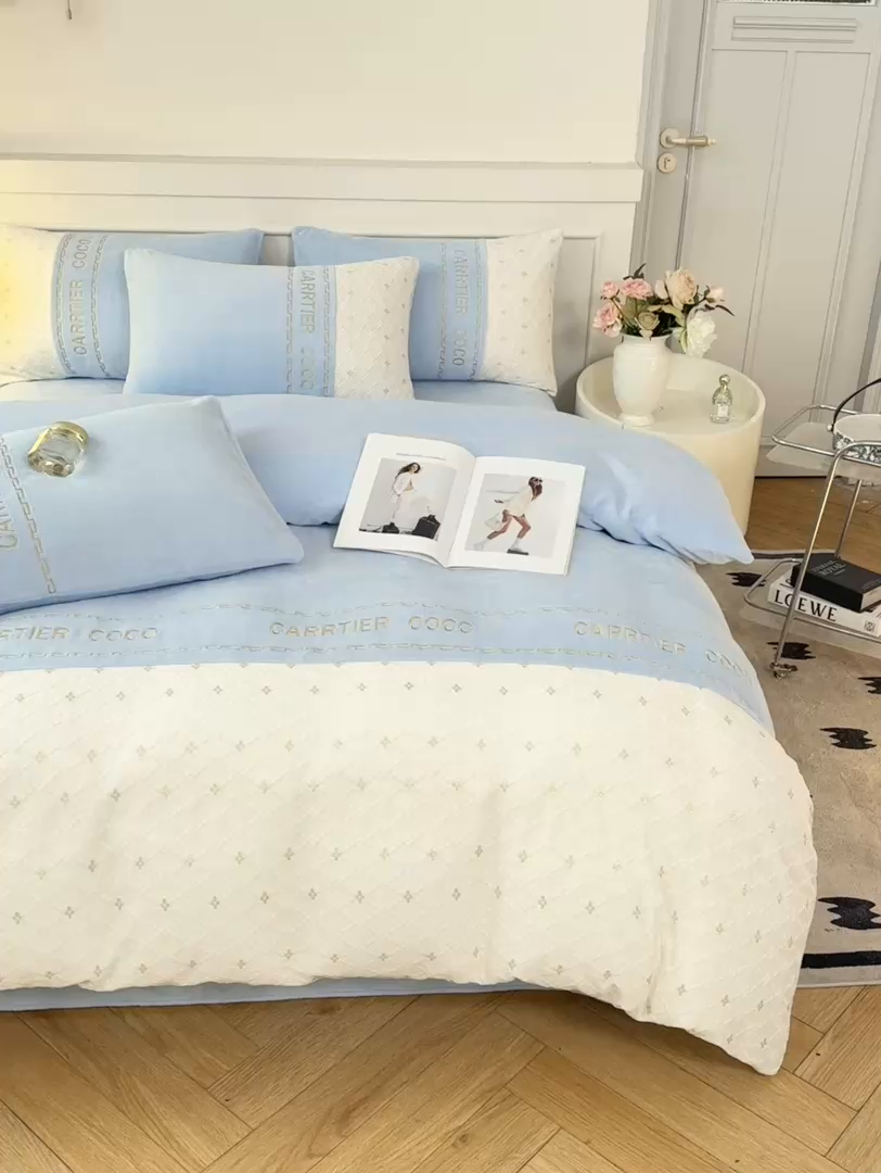 91家纺网 家纺一手货源 找家纺 灰鲸 2025新款牛奶绒拼接刺绣雕花四件套-可可 可可-繁星蓝