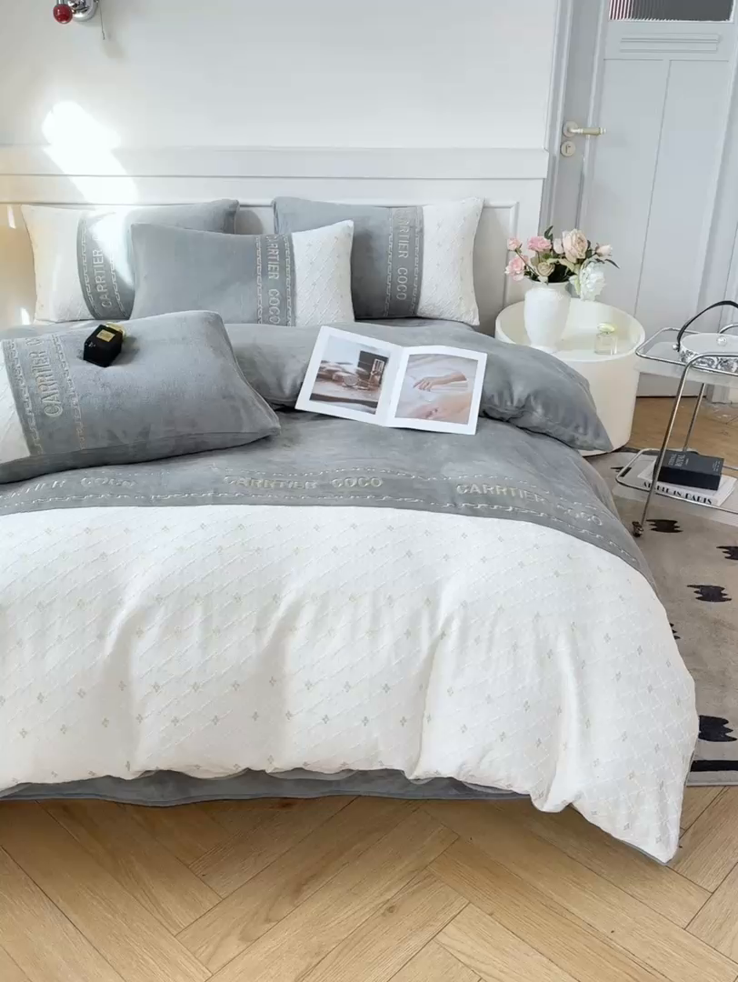 91家纺网 家纺一手货源 找家纺 灰鲸 2025新款牛奶绒拼接刺绣雕花四件套-可可 可可-绅士灰