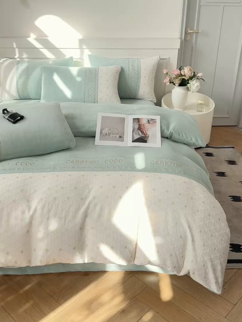 91家纺网 家纺一手货源 找家纺 灰鲸 2025新款牛奶绒拼接刺绣雕花四件套-可可 可可-抹茶绿