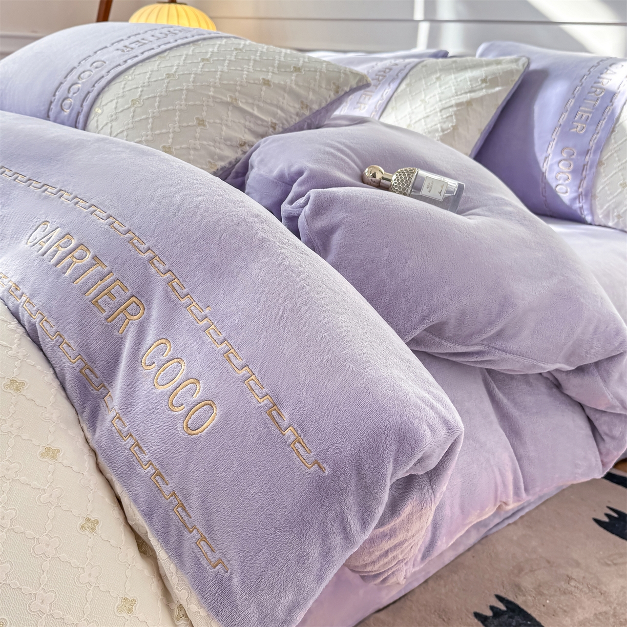 91家纺网 家纺一手货源 找家纺 （总）灰鲸 2025新款牛奶绒拼接刺绣雕花四件套-可可