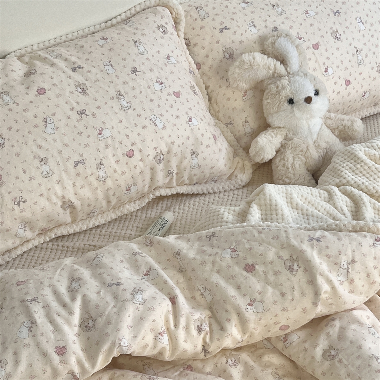 91家纺网 家纺一手货源 找家纺 荣轩 2025秋冬必备新品棉加绒华夫格提花绒工艺款四件套（铺床版） 爱丽丝的午后