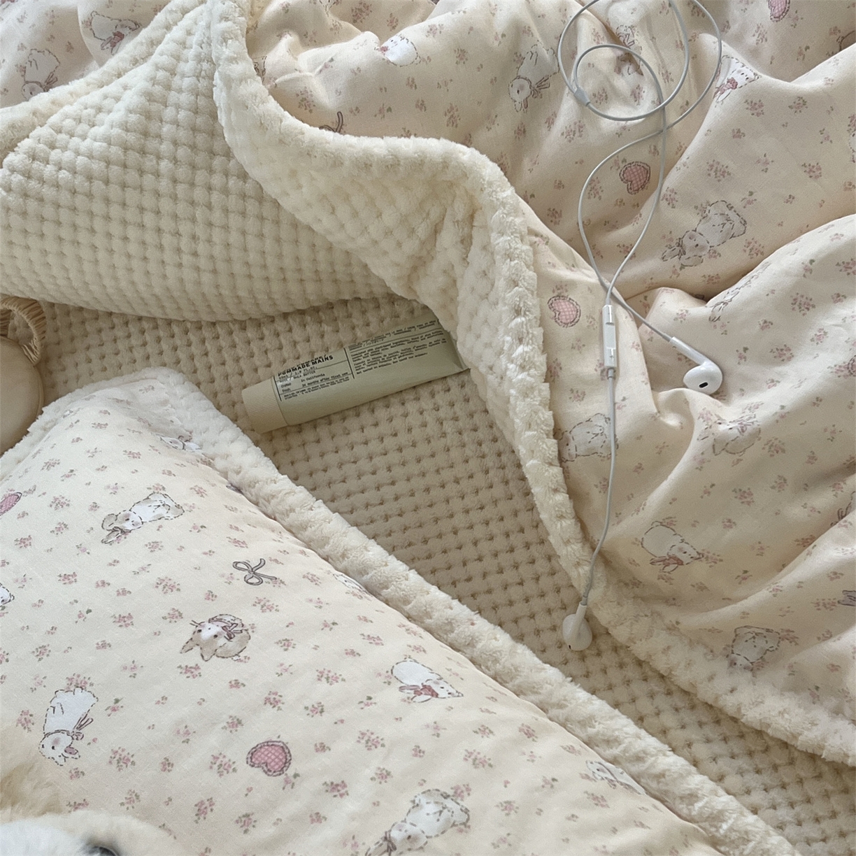 91家纺网 家纺一手货源 找家纺 荣轩 2025秋冬必备新品棉加绒华夫格提花绒工艺款四件套（铺床版） 爱丽丝的午后