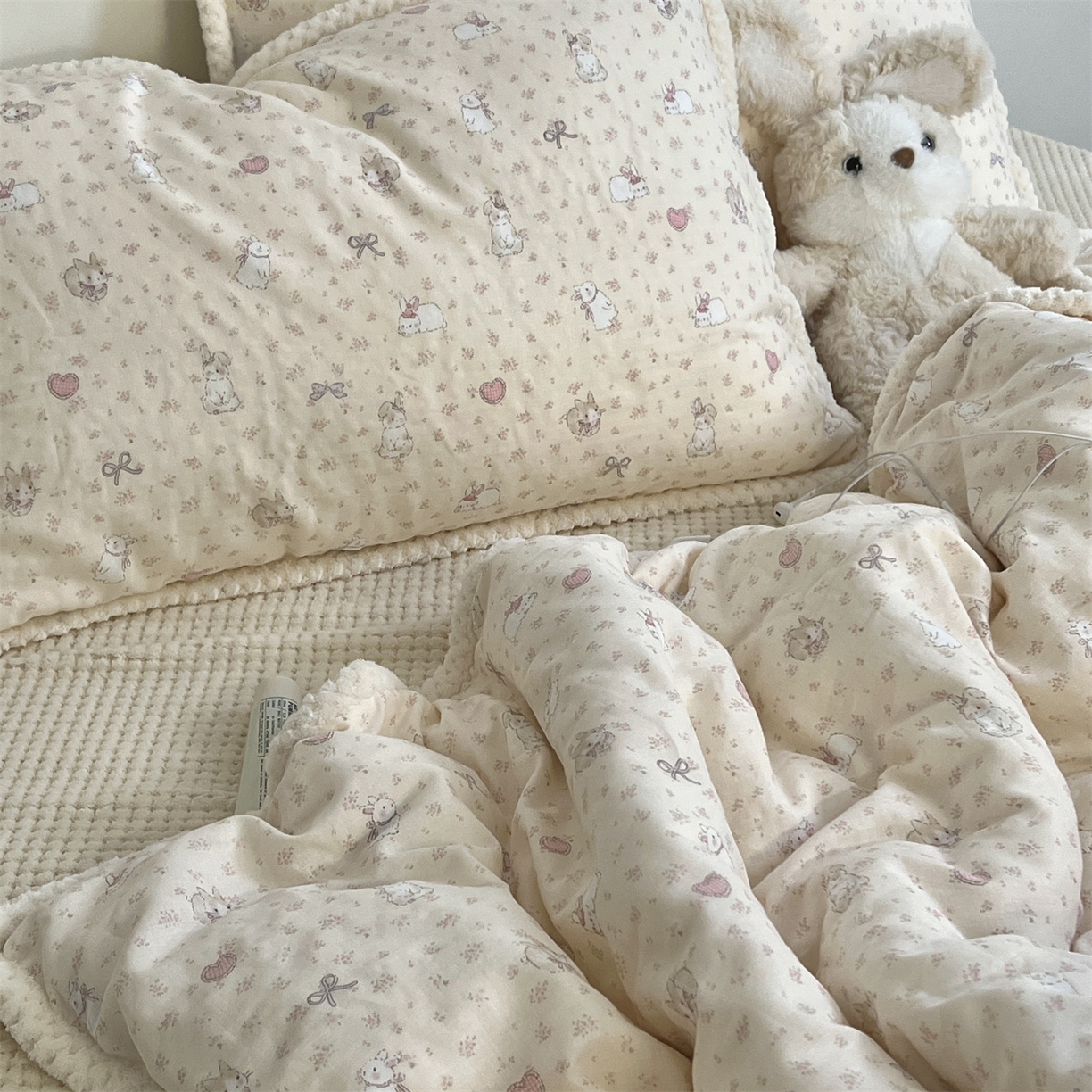 91家纺网 家纺一手货源 找家纺 荣轩 2025秋冬必备新品棉加绒华夫格提花绒工艺款四件套（铺床版） 爱丽丝的午后