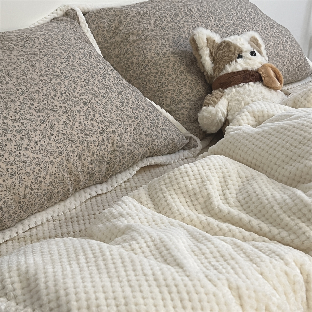 91家纺网 家纺一手货源 找家纺 荣轩 2025秋冬必备新品棉加绒华夫格提花绒工艺款四件套（铺床版） 帕米尔的秋