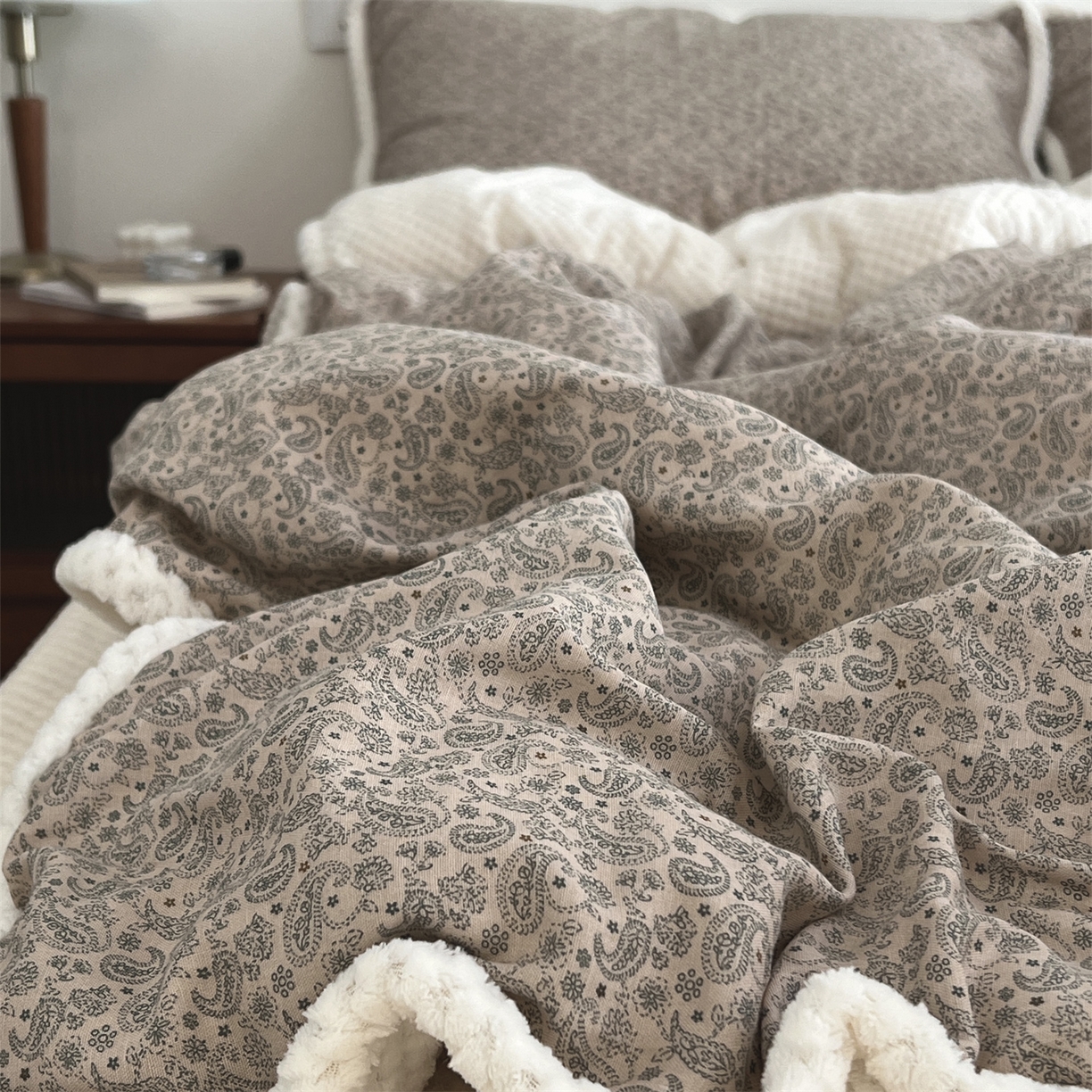 91家纺网 家纺一手货源 找家纺 荣轩 2025秋冬必备新品棉加绒华夫格提花绒工艺款四件套（铺床版） 帕米尔的秋