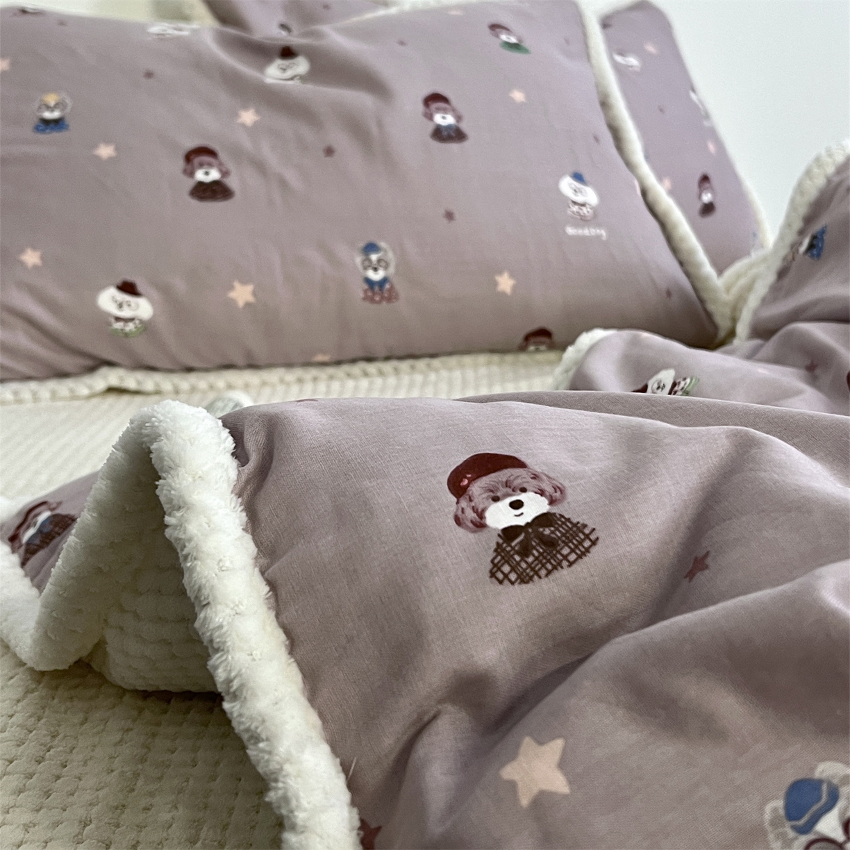 91家纺网 家纺一手货源 找家纺 荣轩 2025秋冬必备新品棉加绒华夫格提花绒工艺款四件套（铺床版） 星仔-咖