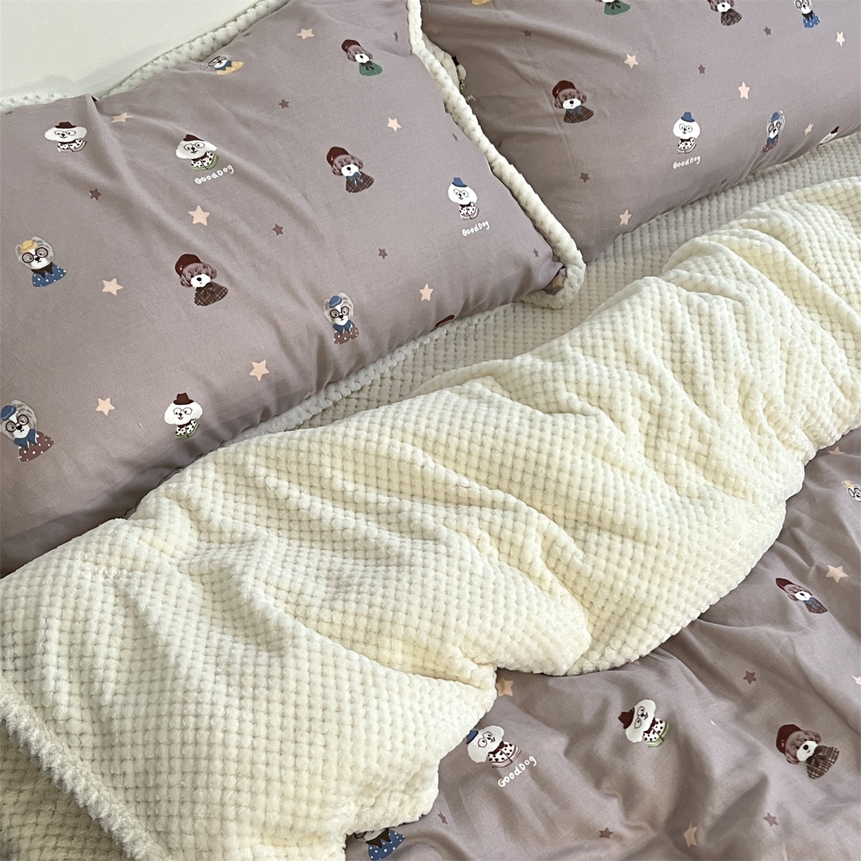 91家纺网 家纺一手货源 找家纺 荣轩 2025秋冬必备新品棉加绒华夫格提花绒工艺款四件套（铺床版） 星仔-咖