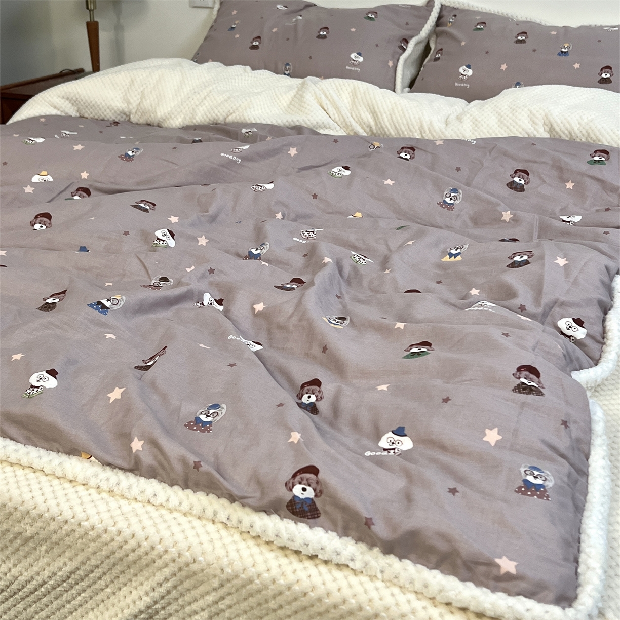 91家纺网 家纺一手货源 找家纺 荣轩 2025秋冬必备新品棉加绒华夫格提花绒工艺款四件套（铺床版） 星仔-咖