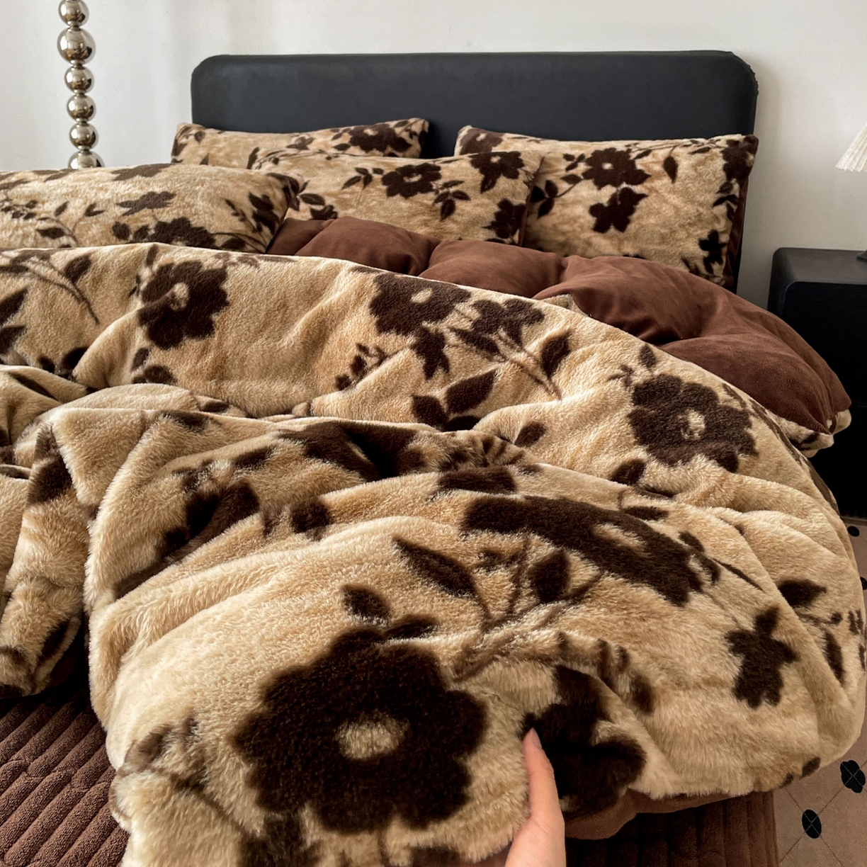 91家纺网 家纺一手货源 找家纺 （总）富米莱（原臻工厂） 2025新款简约美拉德高克重兔绒牛奶绒床盖床裙四件套