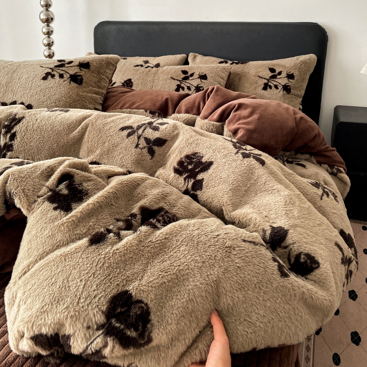 91家纺网 家纺一手货源 找家纺 （总）富米莱（原臻工厂） 2025新款简约美拉德高克重兔绒牛奶绒床盖床裙四件套