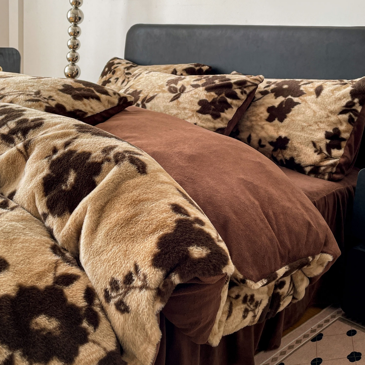 91家纺网 家纺一手货源 找家纺 富米莱（原臻工厂） 2025新款简约美拉德高克重兔绒牛奶绒床盖床裙四件套 简约款-简爱