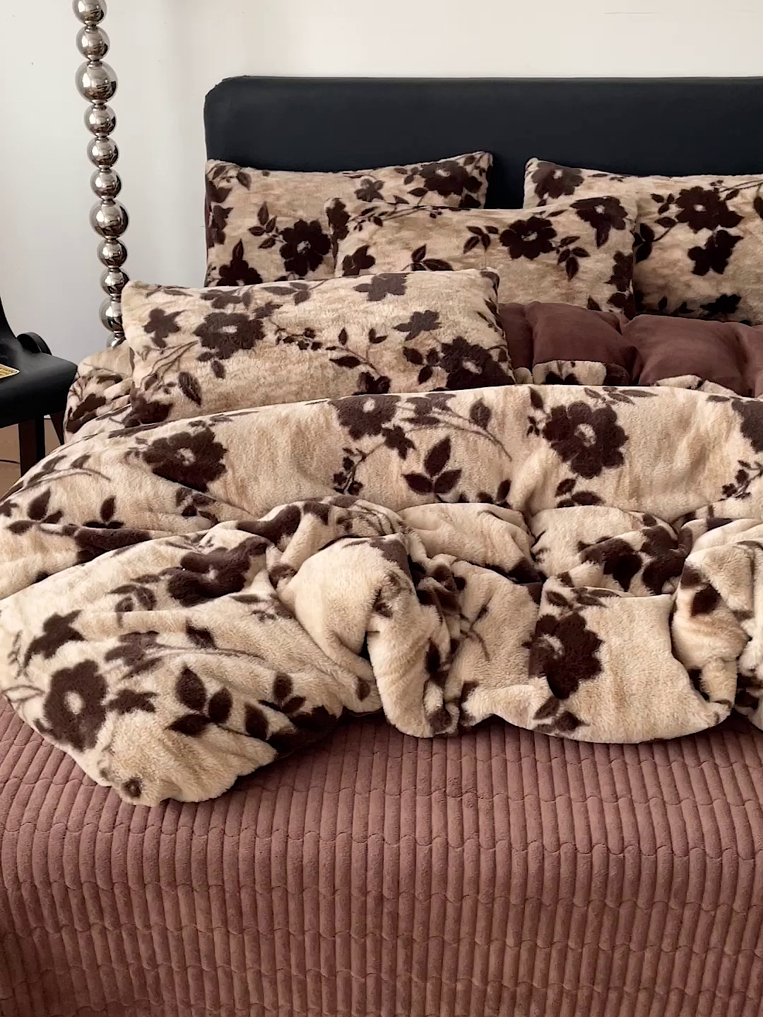 91家纺网 家纺一手货源 找家纺 富米莱（原臻工厂） 2025新款简约美拉德高克重兔绒牛奶绒床盖床裙四件套 简约款-简爱