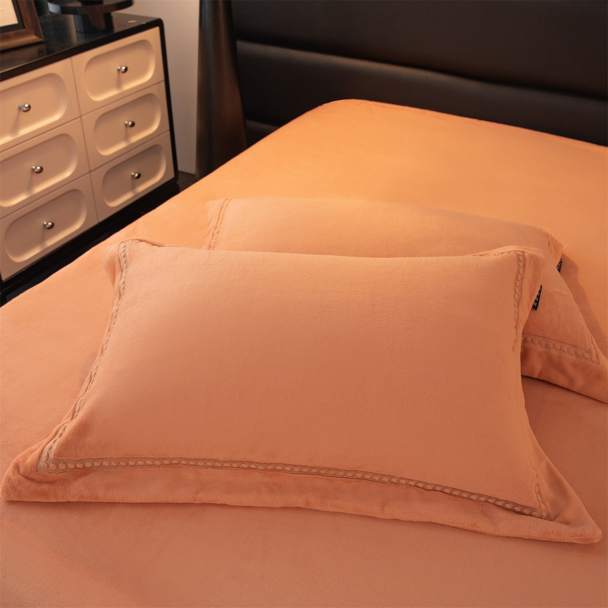 91家纺网 家纺一手货源 找家纺 暖洋家纺 2025新款暖芙绒纯色刺绣款套件四件套 爱玛橙