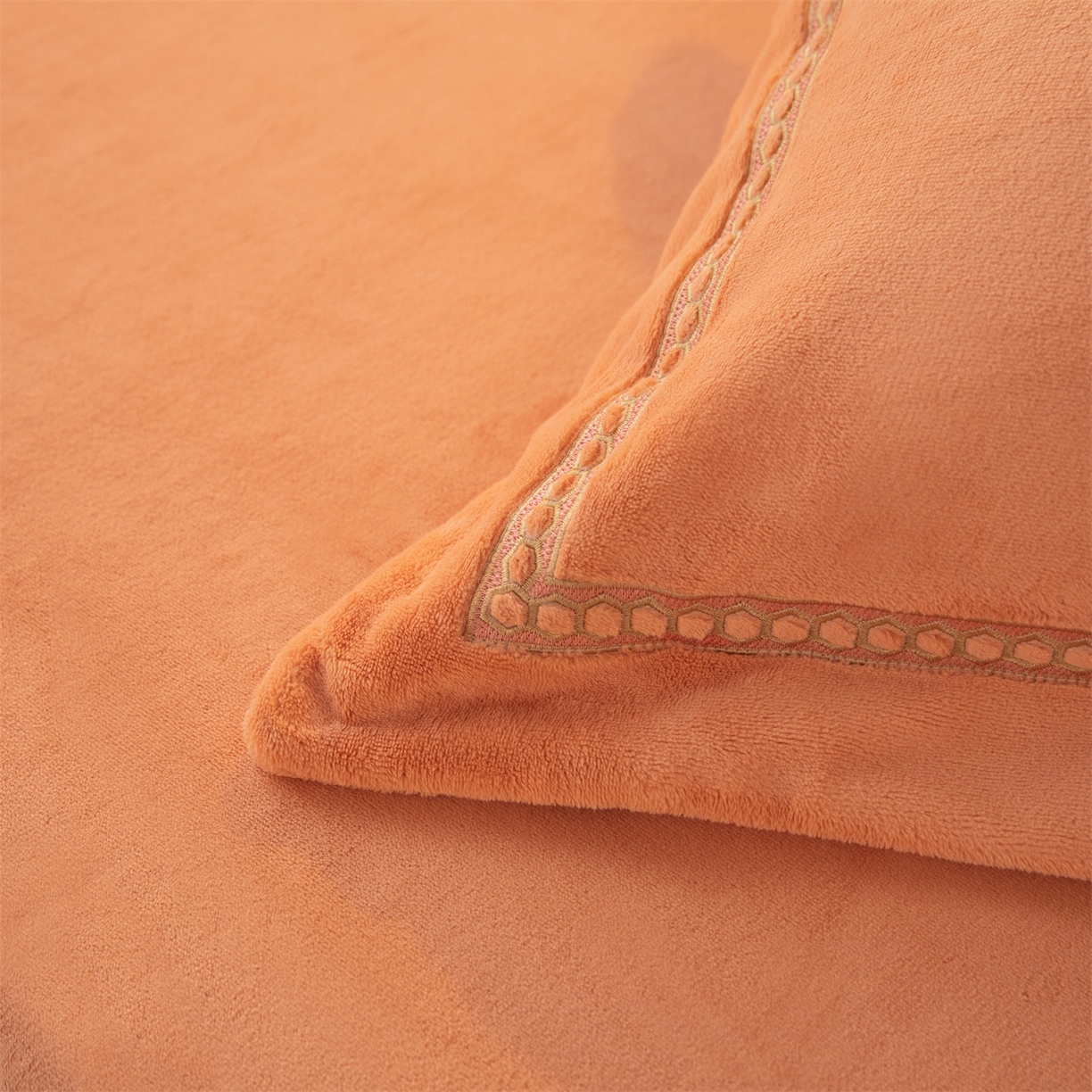 91家纺网 家纺一手货源 找家纺 暖洋家纺 2025新款暖芙绒纯色刺绣款套件四件套 爱玛橙