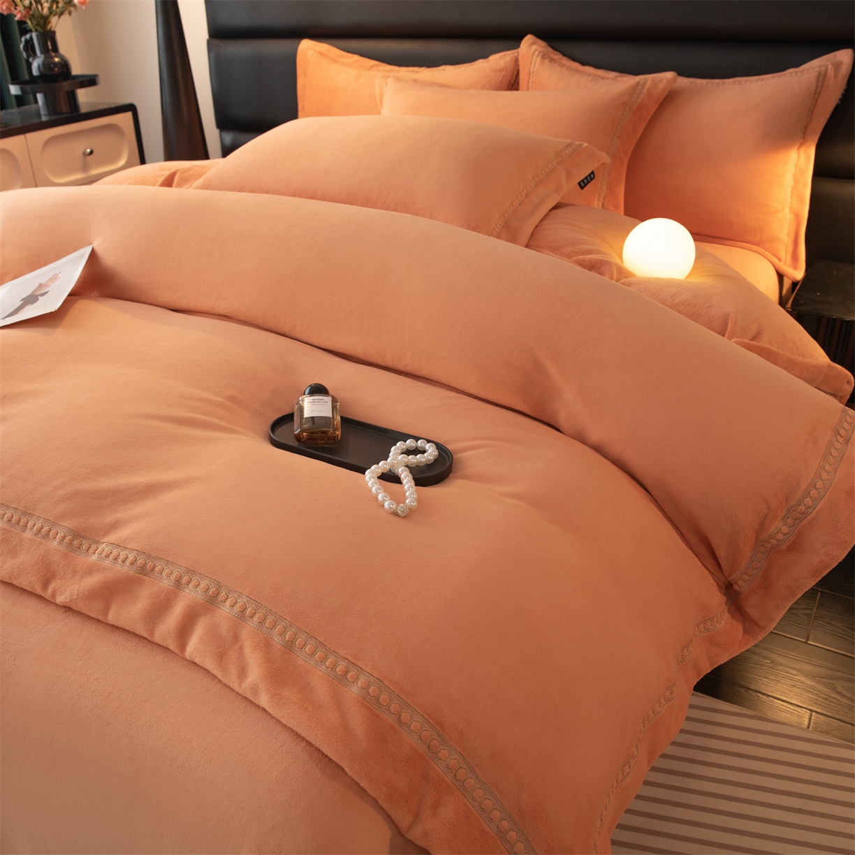 91家纺网 家纺一手货源 找家纺 暖洋家纺 2025新款暖芙绒纯色刺绣款套件四件套 爱玛橙