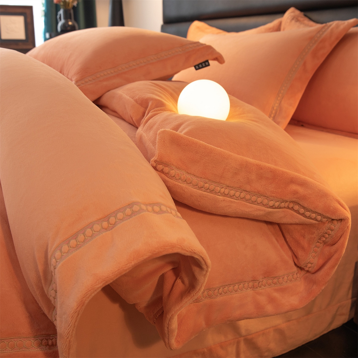 91家纺网 家纺一手货源 找家纺 暖洋家纺 2025新款暖芙绒纯色刺绣款套件四件套 爱玛橙