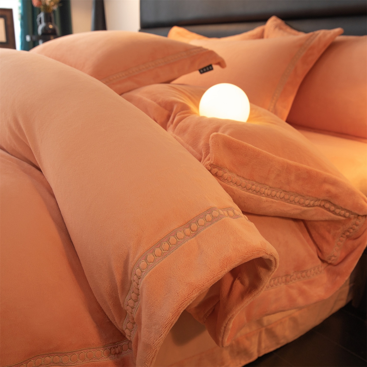 91家纺网 家纺一手货源 找家纺 暖洋家纺 2025新款暖芙绒纯色刺绣款套件四件套 爱玛橙