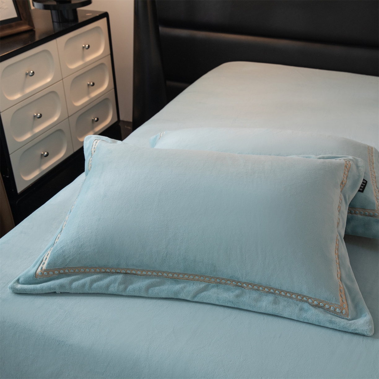 91家纺网 家纺一手货源 找家纺 暖洋家纺 2025新款暖芙绒纯色刺绣款套件四件套 湖绿色