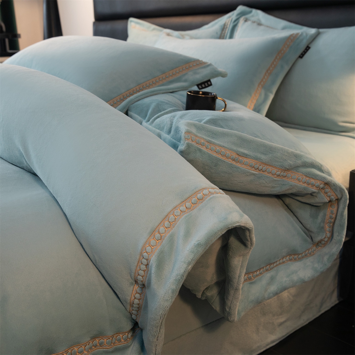 91家纺网 家纺一手货源 找家纺 暖洋家纺 2025新款暖芙绒纯色刺绣款套件四件套 湖绿色