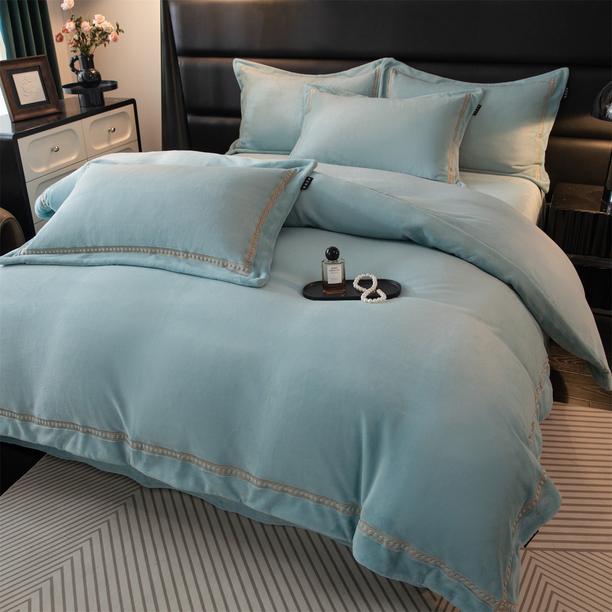 91家纺网 家纺一手货源 找家纺 暖洋家纺 2025新款暖芙绒纯色刺绣款套件四件套 湖绿色