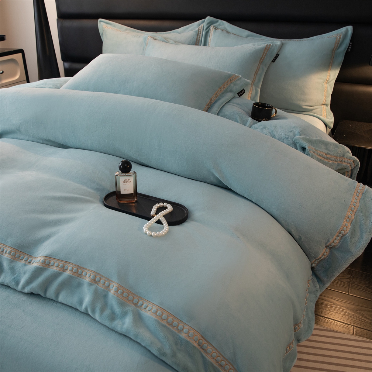 91家纺网 家纺一手货源 找家纺 暖洋家纺 2025新款暖芙绒纯色刺绣款套件四件套 湖绿色