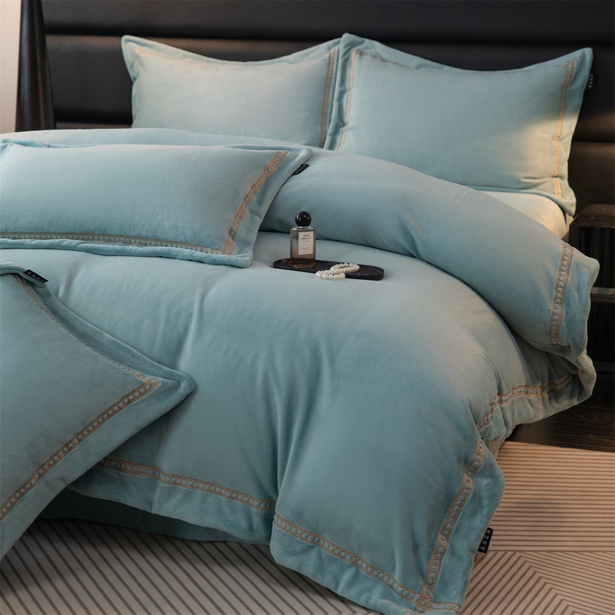 91家纺网 家纺一手货源 找家纺 暖洋家纺 2025新款暖芙绒纯色刺绣款套件四件套 湖绿色