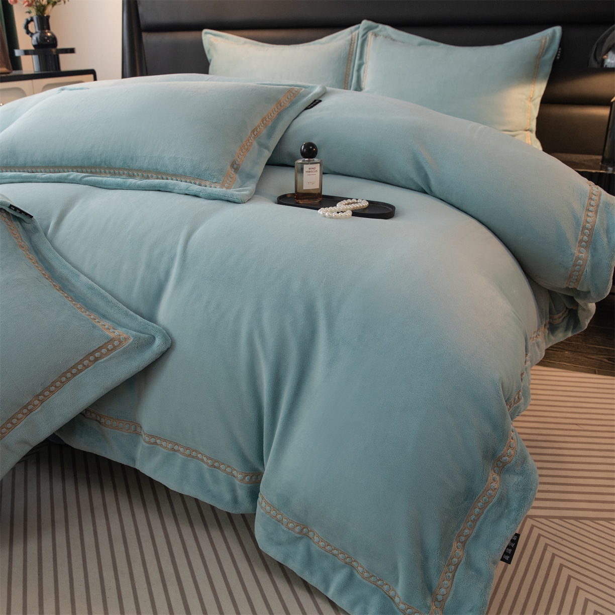 91家纺网 家纺一手货源 找家纺 暖洋家纺 2025新款暖芙绒纯色刺绣款套件四件套 湖绿色