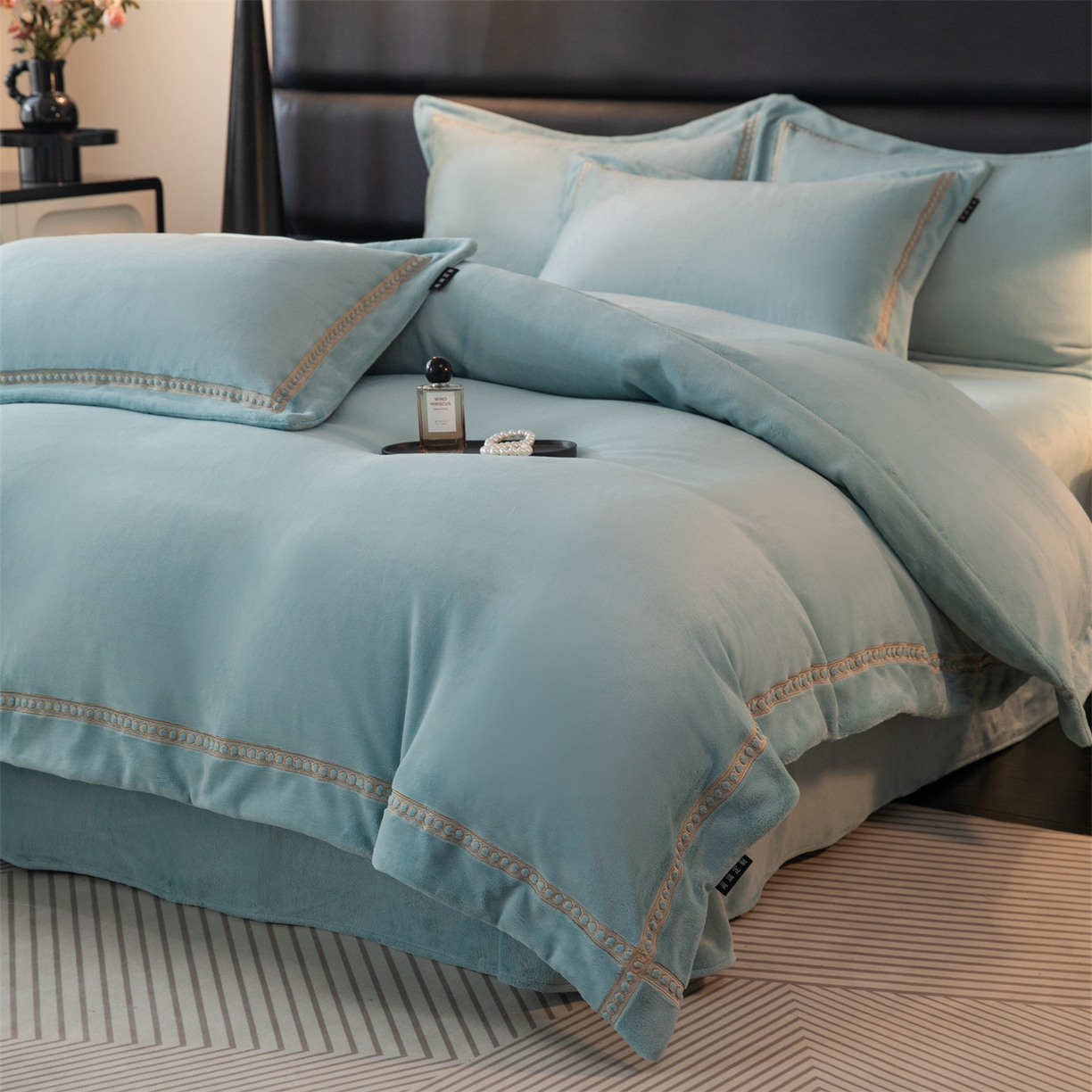 91家纺网 家纺一手货源 找家纺 暖洋家纺 2025新款暖芙绒纯色刺绣款套件四件套 湖绿色