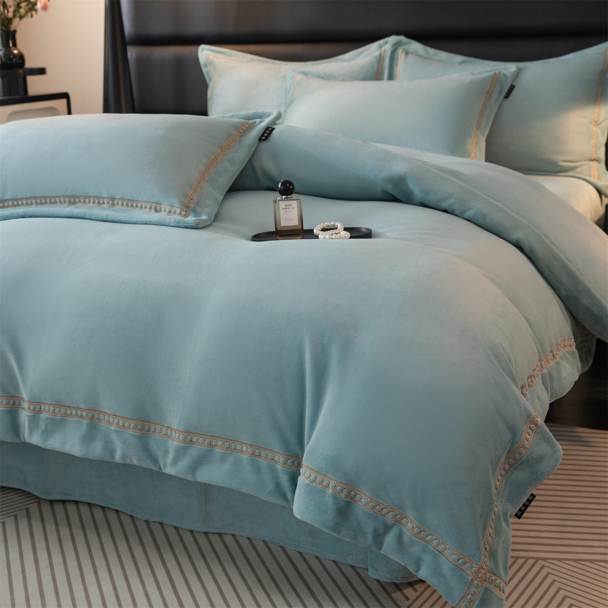 91家纺网 家纺一手货源 找家纺 暖洋家纺 2025新款暖芙绒纯色刺绣款套件四件套 湖绿色