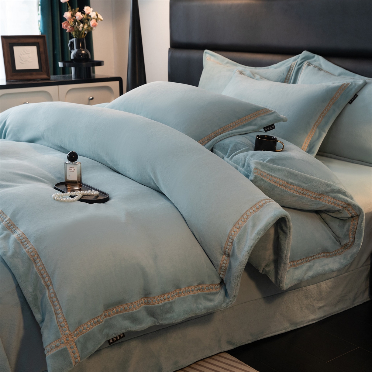 91家纺网 家纺一手货源 找家纺 暖洋家纺 2025新款暖芙绒纯色刺绣款套件四件套 湖绿色